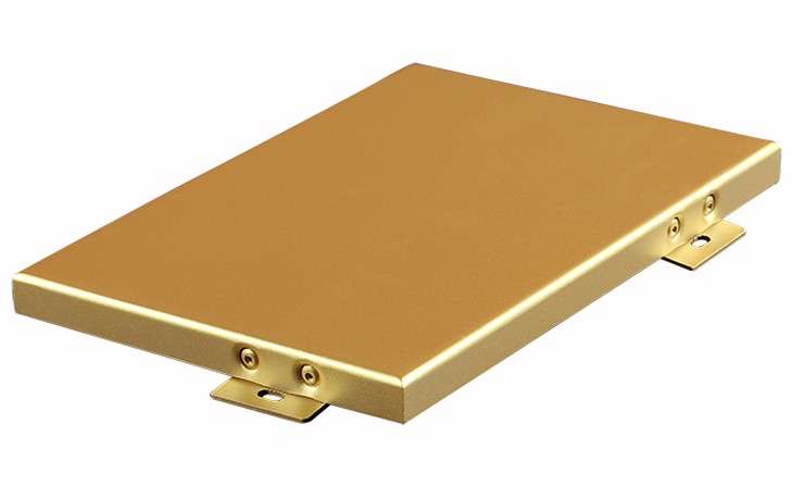 氟碳鋁單板介紹------------------------  氟碳鋁單板作為幕墻的一種形式，多用于作墻體 蔽護(hù)和不采光的墻壁，代替馬賽克和一般噴沙外墻。鋁單板幕墻 作為鋁單板幕墻的一種，以其質(zhì)地輕，強(qiáng)度好的物點(diǎn)在高層建筑的作用上有優(yōu)勢(shì)，由于高層建筑時(shí)刻受到各種荷載的作用，所受風(fēng)壓大，馬賽克容易脫落，硬度不強(qiáng) 的幕墻材料會(huì)因?yàn)榇蟮娘L(fēng)壓而變形。高層建筑作為幕墻使用大戶，鋁單板幕墻基于它獨(dú)特的優(yōu)勢(shì)而得以大量使用    ◆色彩艷麗，久經(jīng)耐用、不褪色，  ◆環(huán)保、防火、防潮，  ◆品種多元化，圖案，色彩可以根據(jù)用戶要求定做，  ◆ 良好的平整性、防潮性和抗油性  ◆ 非常出色的耐腐蝕性，抵抗潮濕環(huán)境、紫外線  ◆ 無懈可擊的防火、防潮功能及耐腐蝕性功能，吸音、隔熱性能好，具有完美的吸音效果  ◆ 鋁網(wǎng)板結(jié)構(gòu)精巧，拼接無縫，可保持二十年不變色；  ◆ 無毒無味，環(huán)保，可回收     01.jpg  氟碳鋁安裝工藝------------------------   1、施工前，對(duì)照鋁板幕墻的骨架設(shè)計(jì)，復(fù)檢主體結(jié)構(gòu)的質(zhì)量。因?yàn)橹黧w結(jié)構(gòu)質(zhì)量的好壞，對(duì)幕墻骨架的排列位置影響較大。特別是 墻面垂直度，平整度的偏差，以及外墻洞口位置，將會(huì)影響整個(gè)幕墻的水平位置。  2、詳細(xì)核查施工圖紙和現(xiàn)場(chǎng)實(shí)測(cè)尺寸，以確保設(shè)計(jì)加工的完善。  3、鋁板幕墻依靠腳手架進(jìn)行施工，根據(jù)幕墻骨架設(shè)計(jì)圖紙規(guī)定的高度和寬度，搭設(shè)施工雙排腳手架。腳手架距墻面不小于50cm，以方便施工。  4、外墻面底層抹灰施工完畢，并檢查驗(yàn)收合格  02.jpg  氟碳鋁單板應(yīng)用案例------------------------    1bdd513271e595e9.jpg